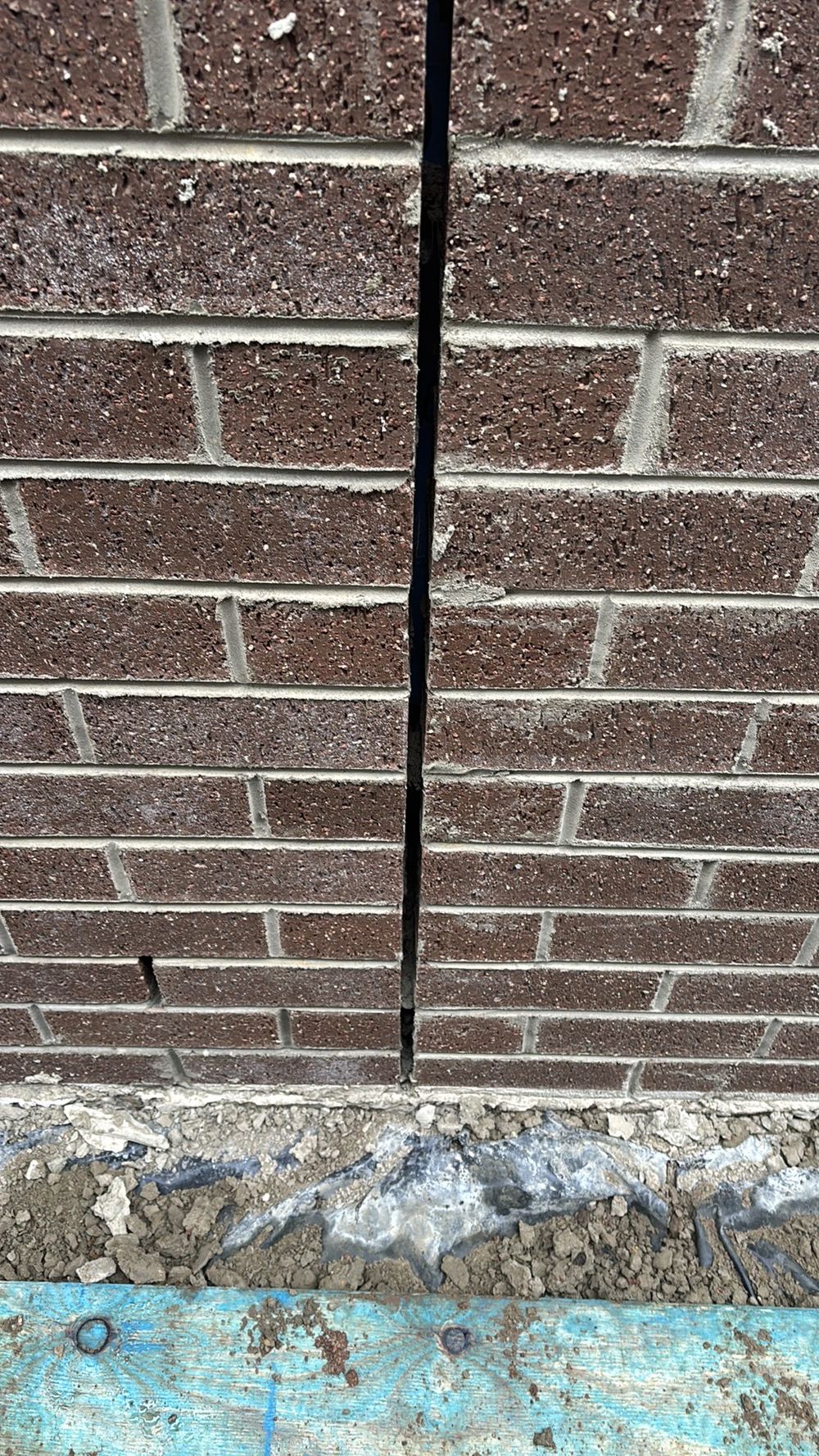 Expansion joint packed with mortar and unsealed, letting water into the wall, Hoppers Crossing, found during a lock-up inspection in Mambourin