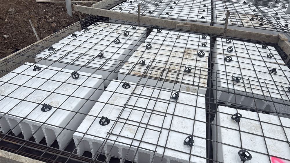 Reinforcement needing extra bar chairs before concrete, to hold the specified cover, Mambourin