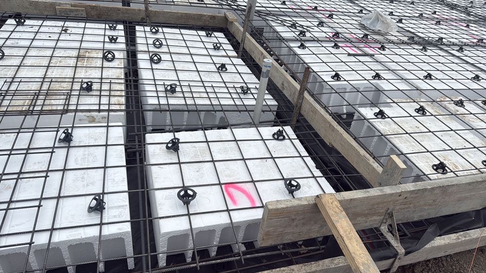 Before the pour: vapour barrier, cover and clean steel on a Mambourin slab